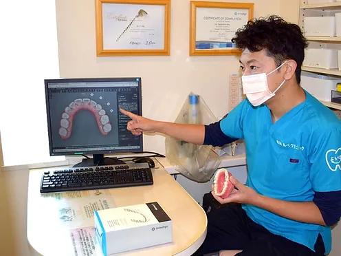 患者にカウンセリングをしている様子