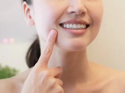 歯を見せている女性
