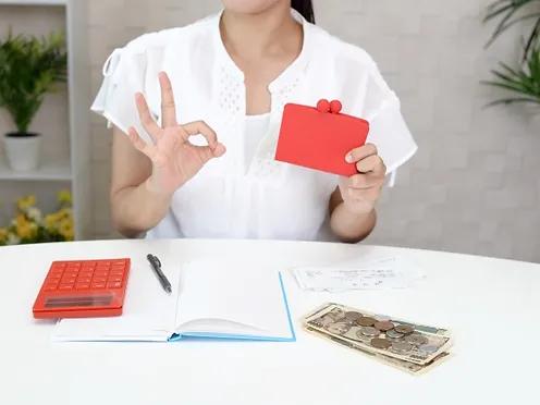 家計簿をつけている女性