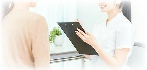 看護師が患者に問診している様子
