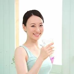 歯を見せて笑っている女性