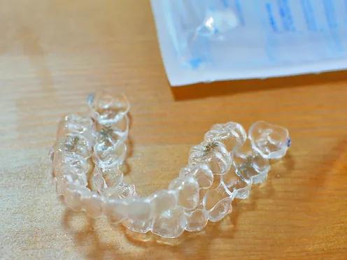 透明なマウスピース型の矯正装置