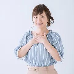 胸に手を当てている女性