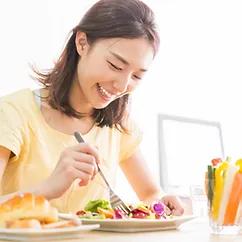 食事を摂っている女性