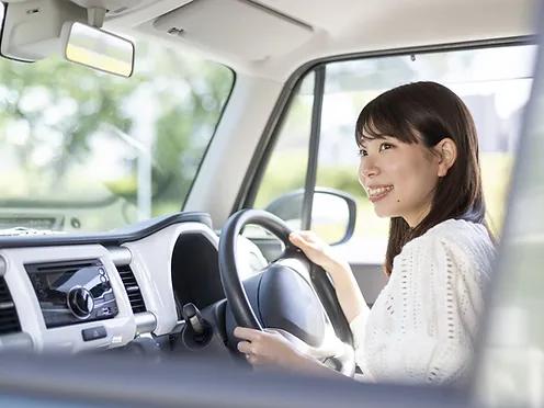 車を運転している女性