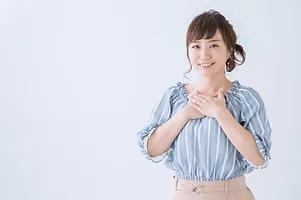 水色のストライプの服を着た女性