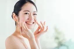 女性が歯を見せて笑っている