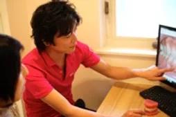 患者に説明している様子