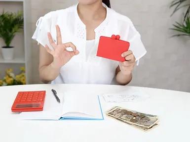 家計簿をつけている女性